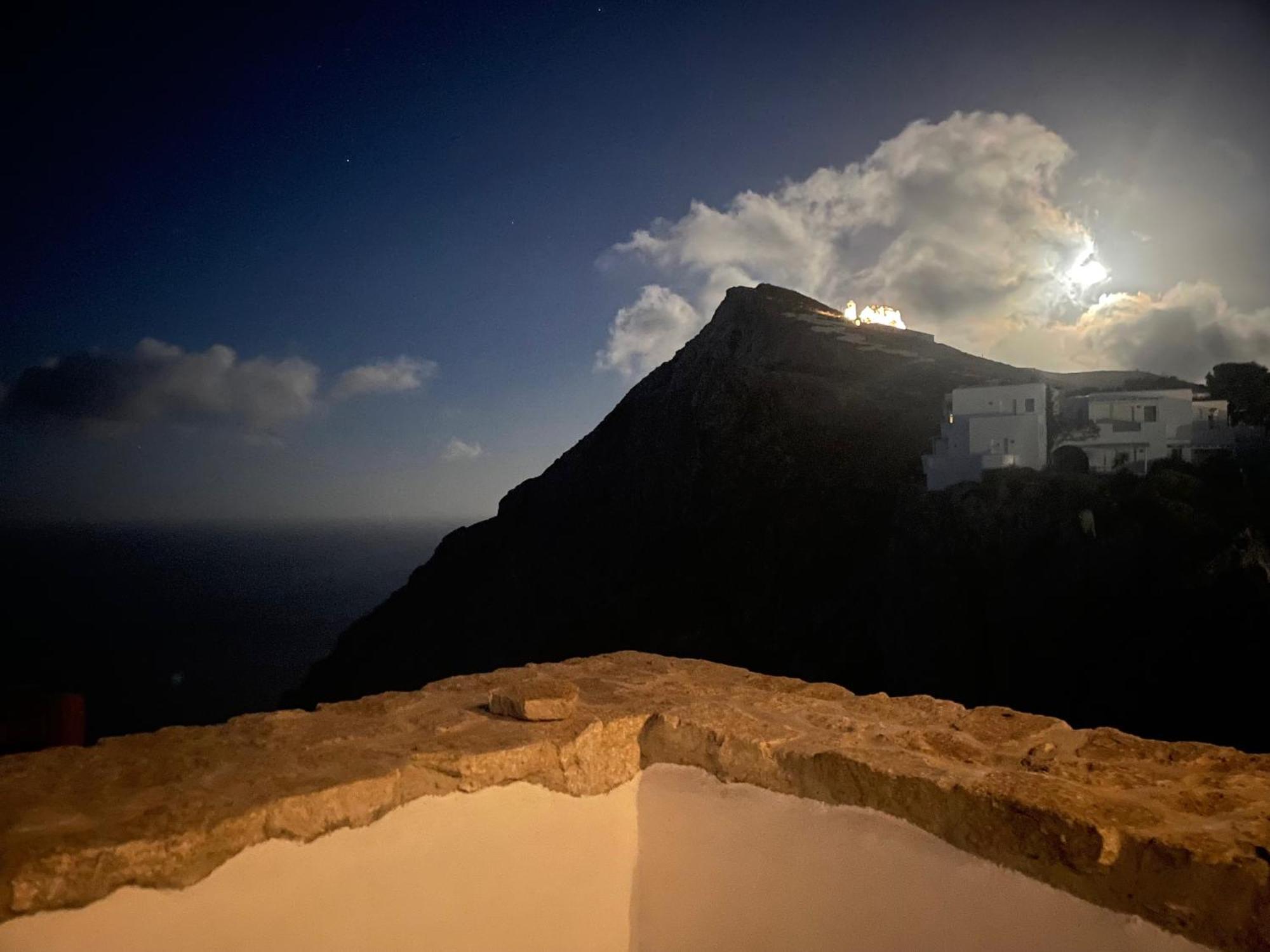 Folegandros-Cliffhouse Villa ภายนอก รูปภาพ